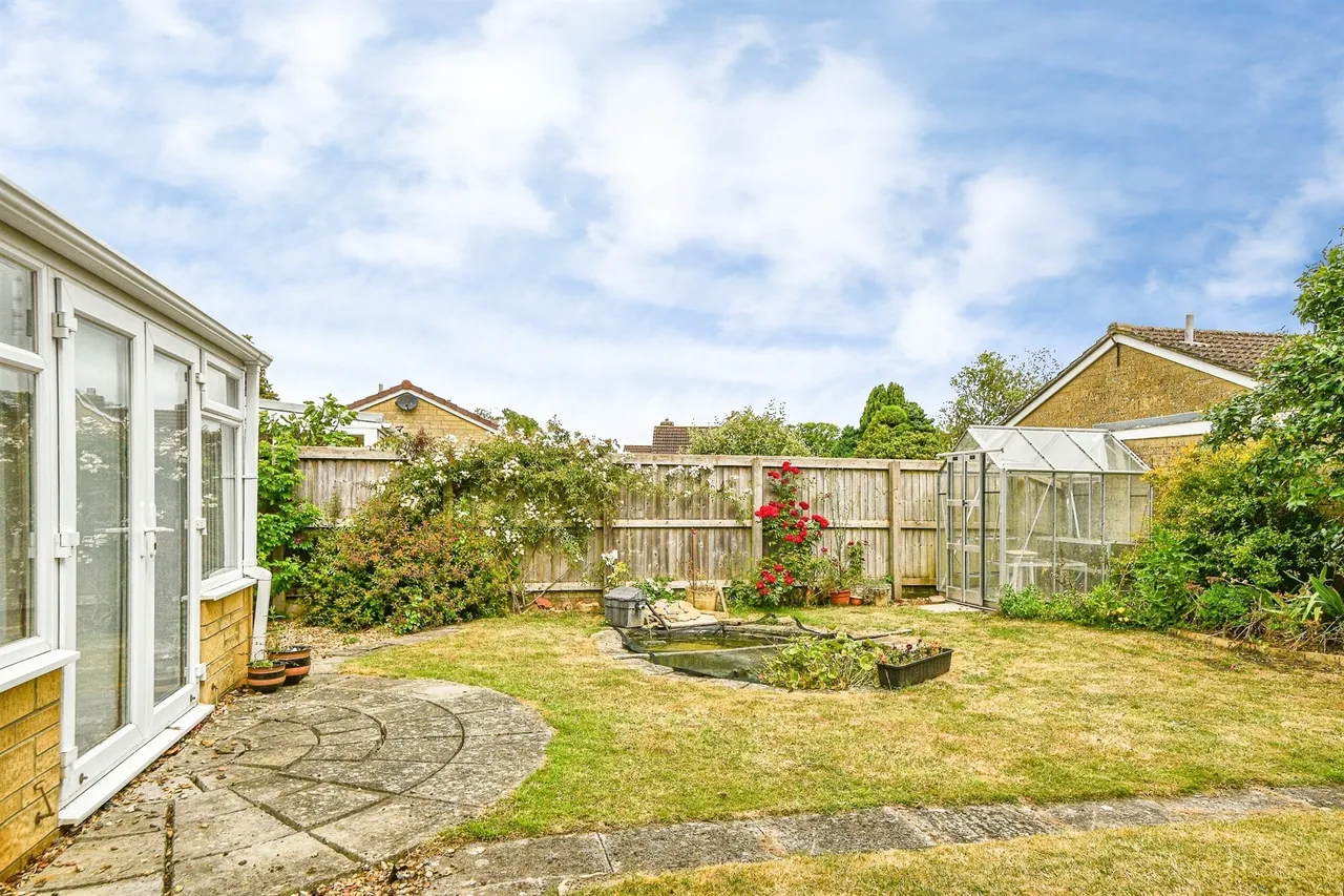 Wycombe Close, Derry Hill, SN11, photo 2