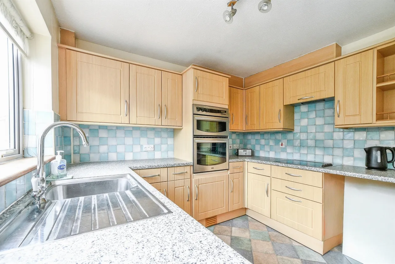 Wycombe Close, Derry Hill, SN11, photo 3