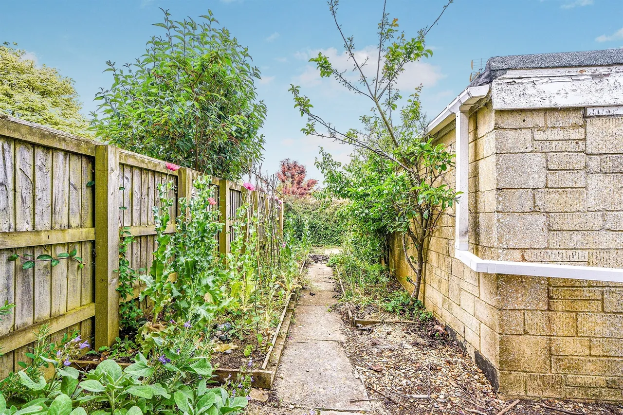 Wycombe Close, Derry Hill, SN11, photo 17