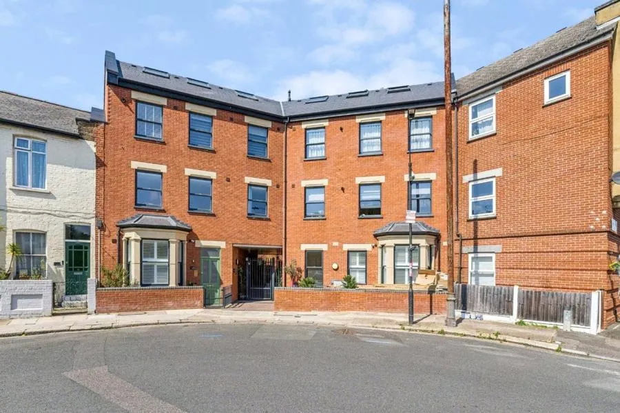 2 bed flat for sale, Jeddo Road, London, W12