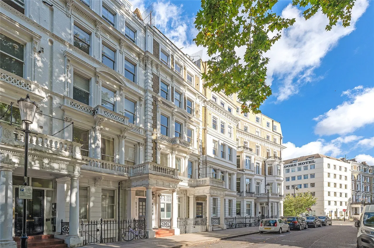 2 bed flat for sale, Courtfield Gardens, South Kensington, SW5