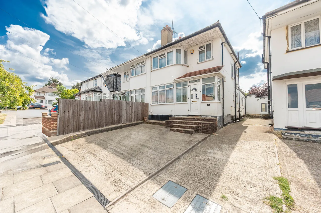 4 bed house for sale — 78 Riverdene, Edgware