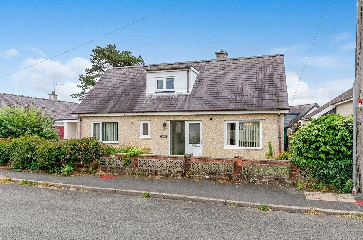 3 bed house for sale, Glan Beuno Estate, Bontnewydd