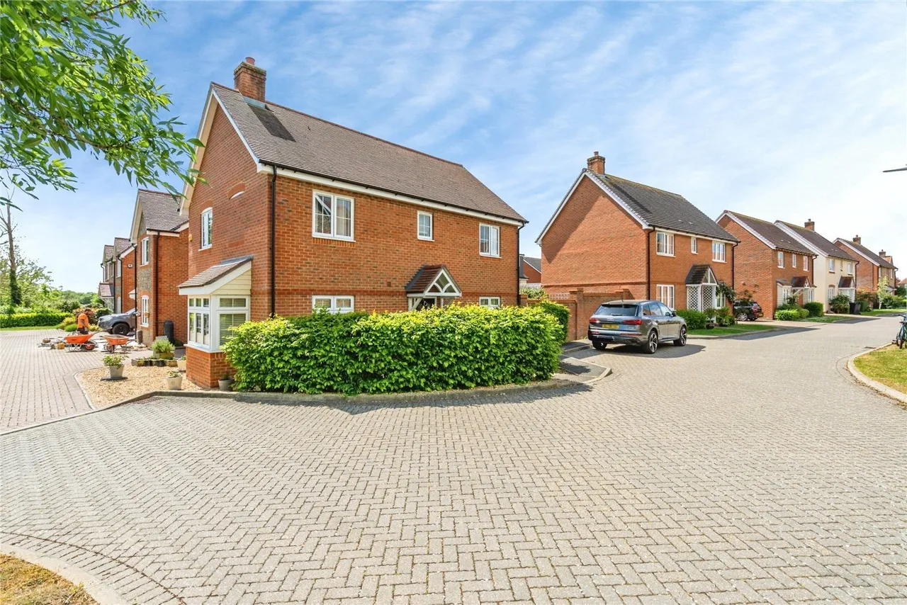 4 bed house for sale, Vespasian Close, Westhampnett, PO18