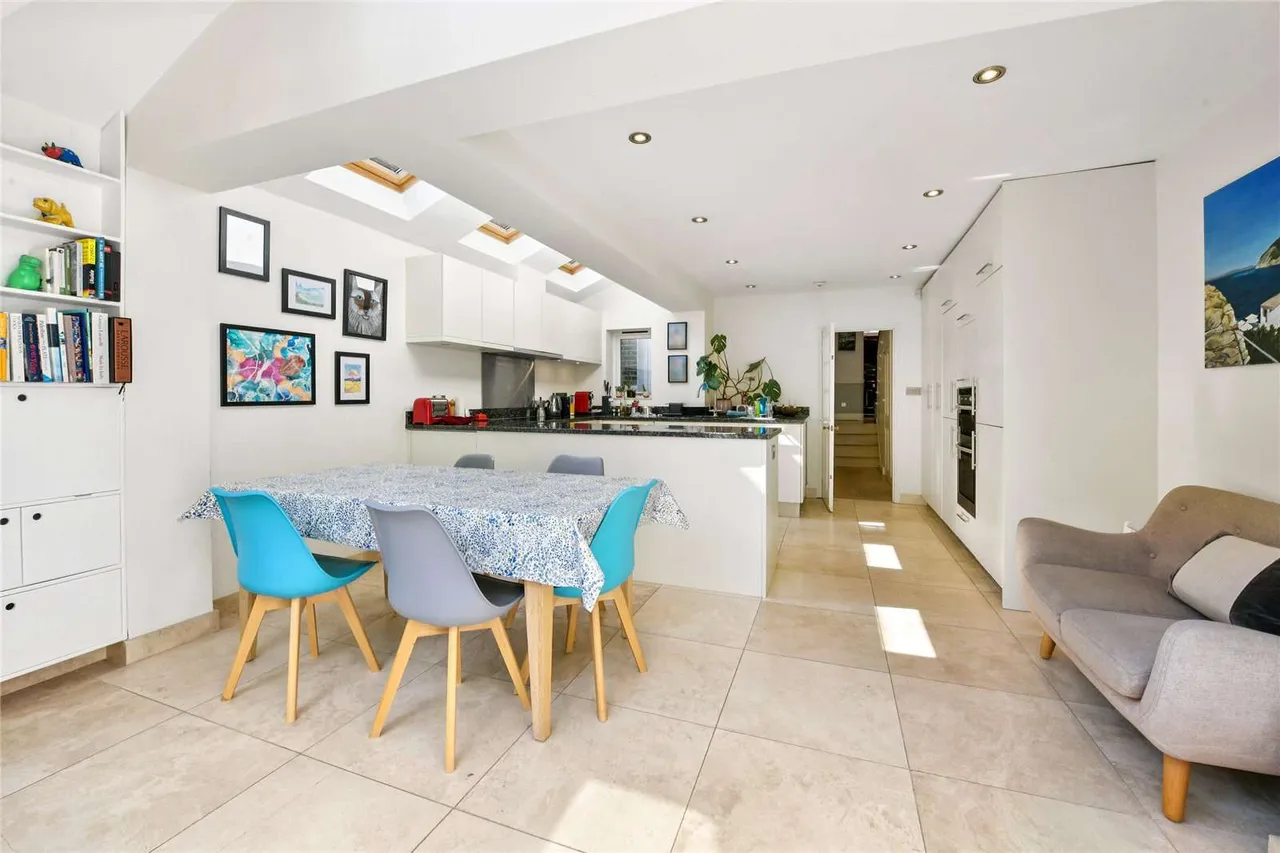 Petworth Street, London, SW11 4QR, photo 2