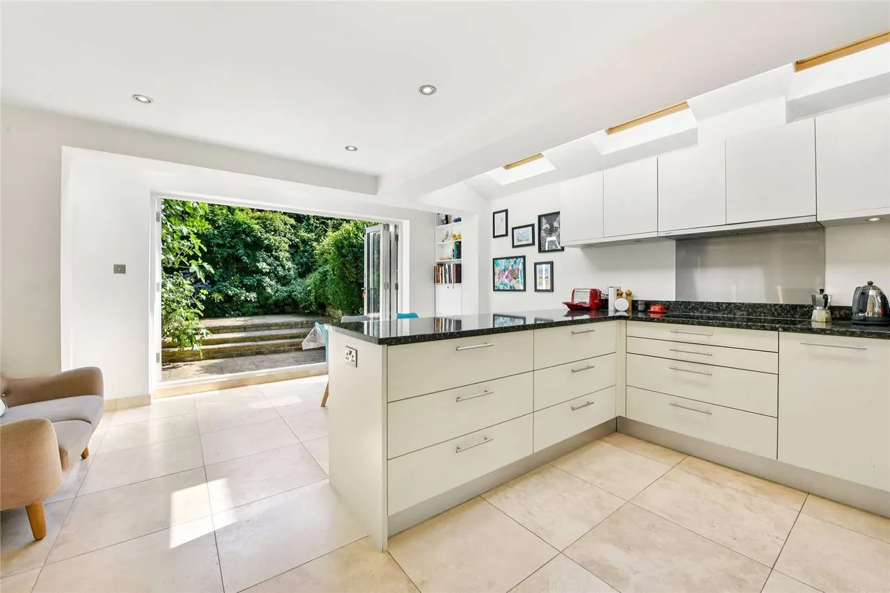 Petworth Street, London, SW11 4QR, photo 3