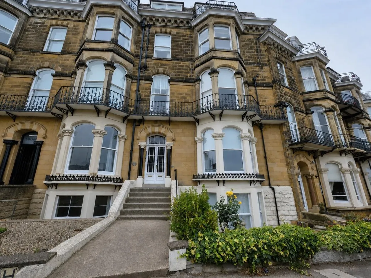 2 bed flat for sale — Esplanade, Scarborough YO11 2AY
