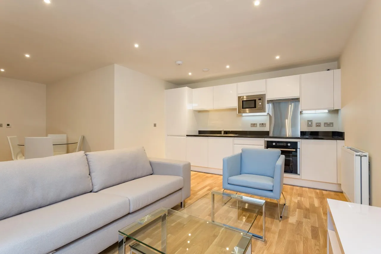 2 bed flat to rent, Elite House, London, E14