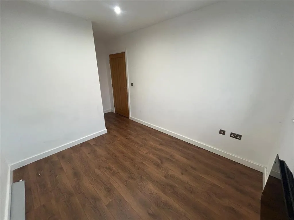Carlton Square, Carlton, NG4, photo 6