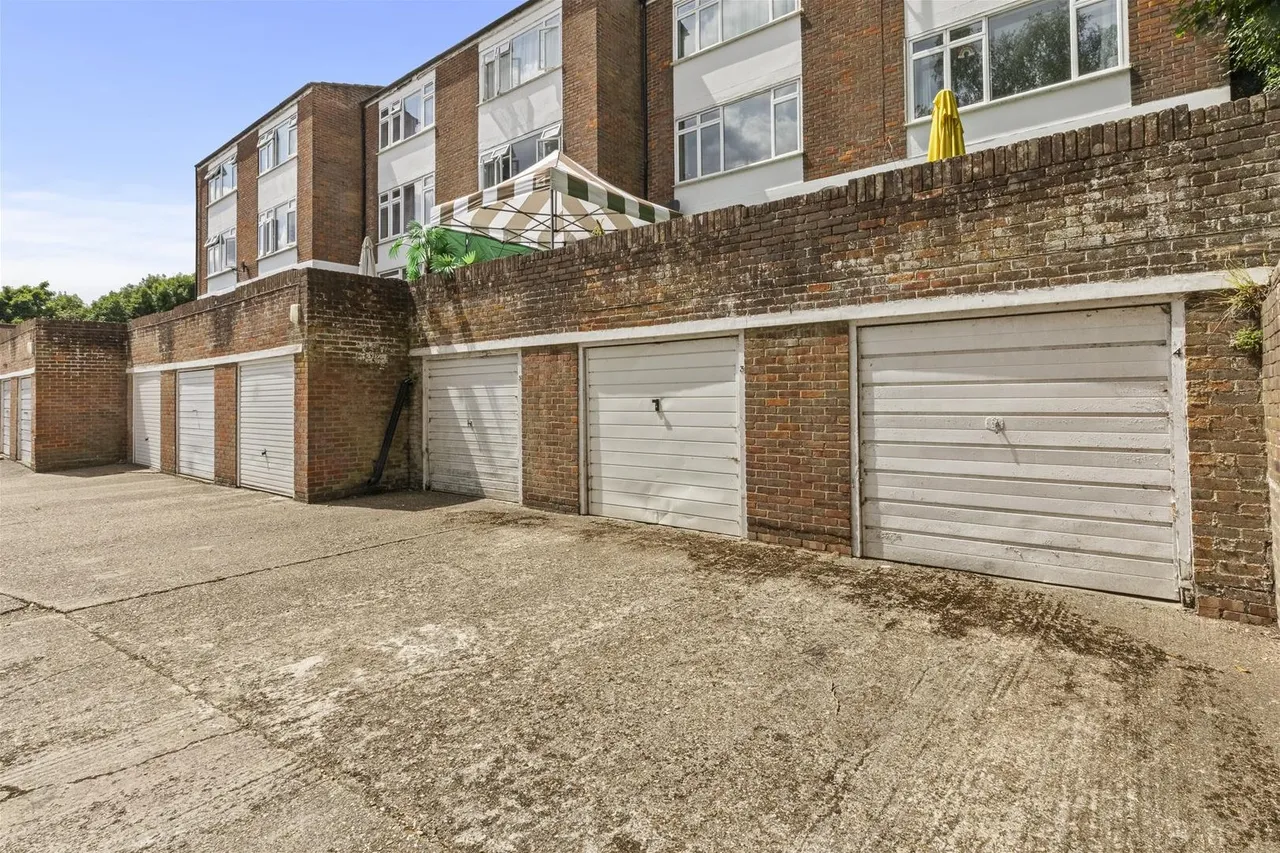 Amersham Hill, High Wycombe, HP13, photo 12
