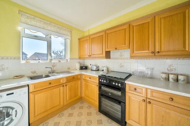 Broadway Road, Lightwater, GU18, photo 3
