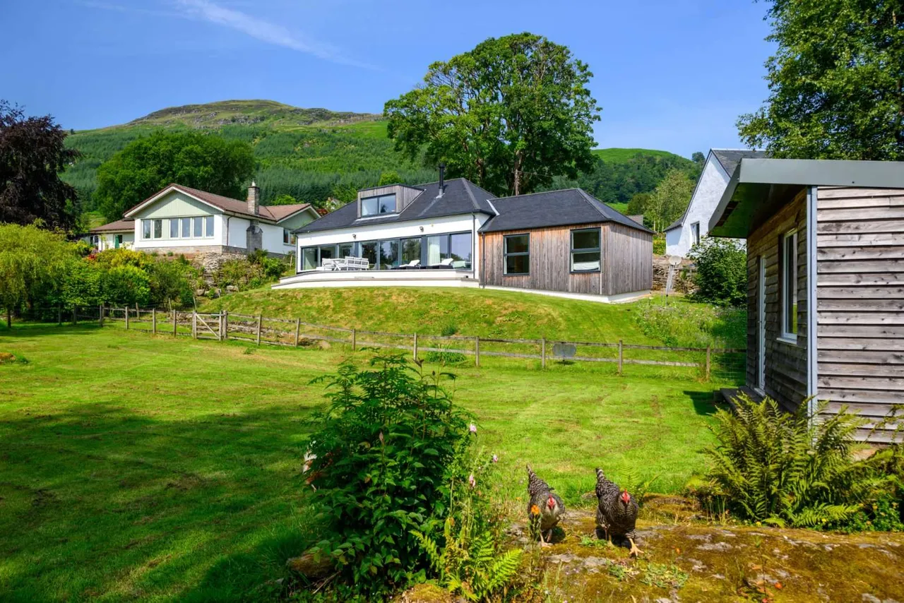 4 bed house for sale — Riverside, Craignavie Road, Killin, Perthshire, FK21 8SH