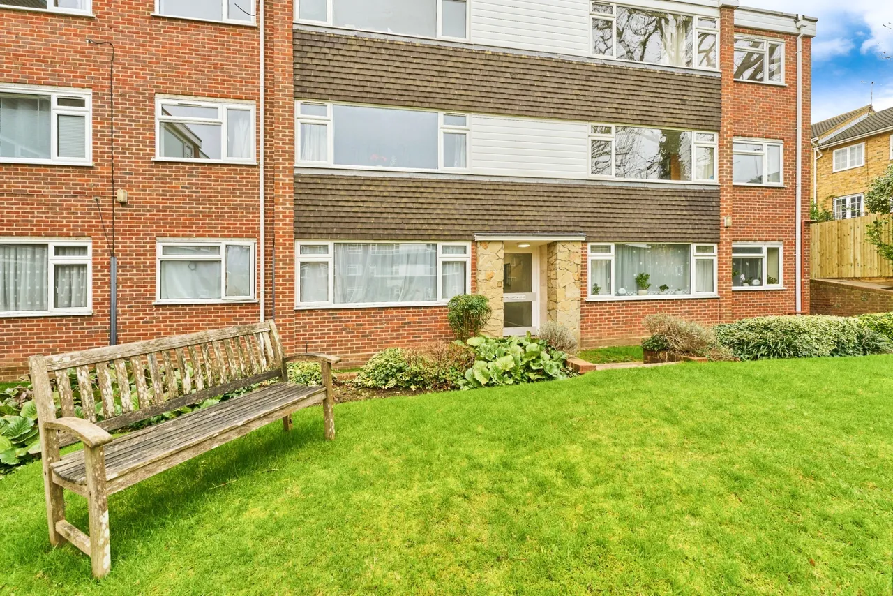 2 bed flat for sale, Deer Park Close, Kingston Upon Thames, KT2