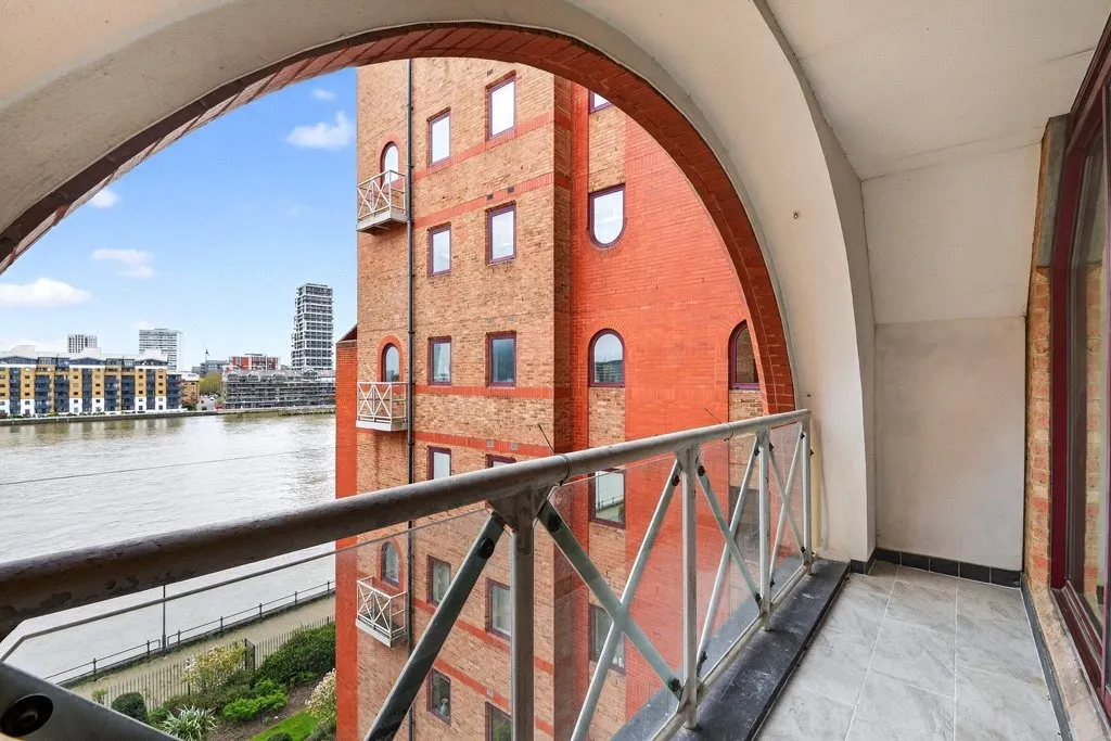 2 bed flat for sale, William Morris Way, Imperial Wharf, SW6