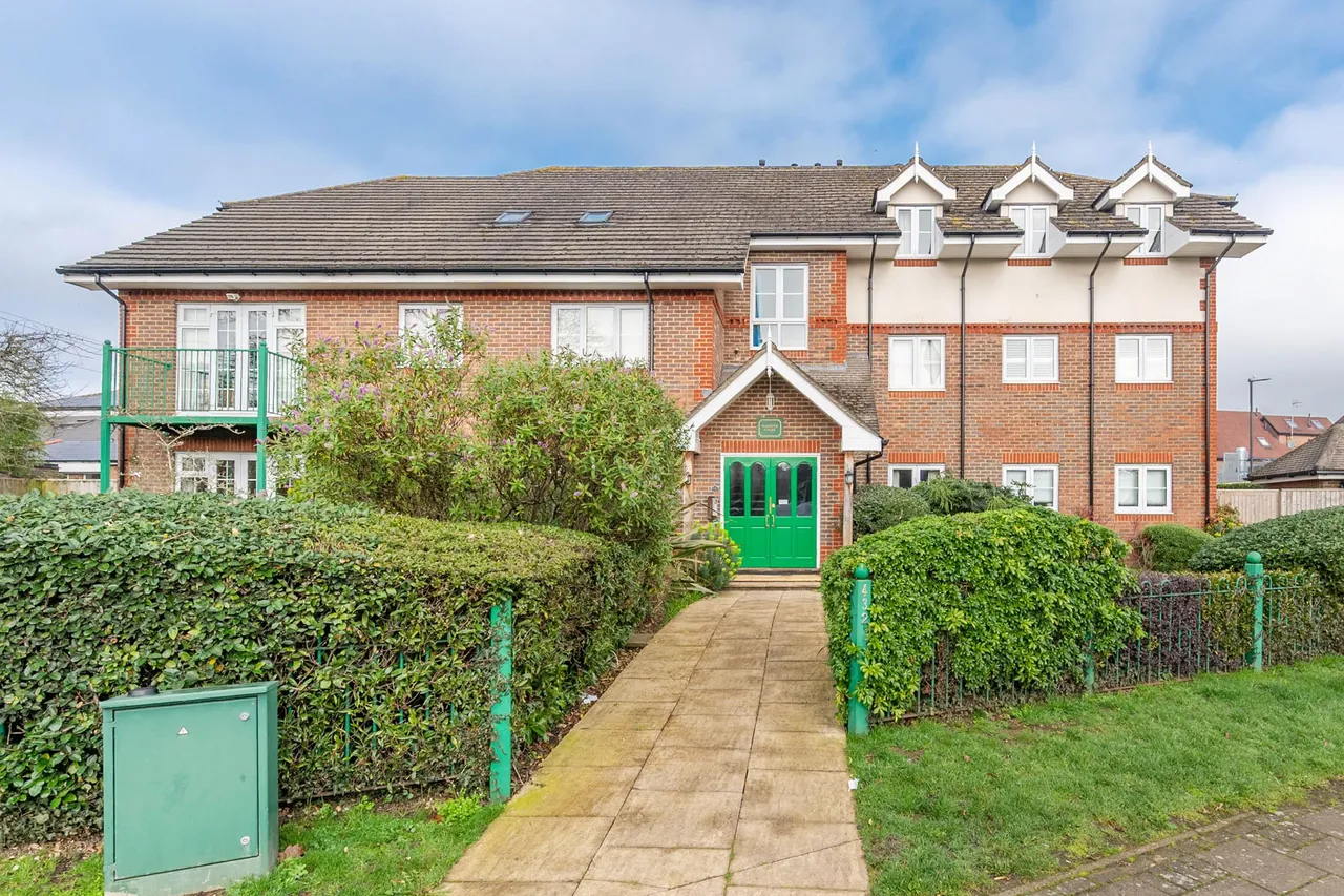 2 bed flat for sale — 1 Hanover Court, 432 Uxbridge Road, Pinner