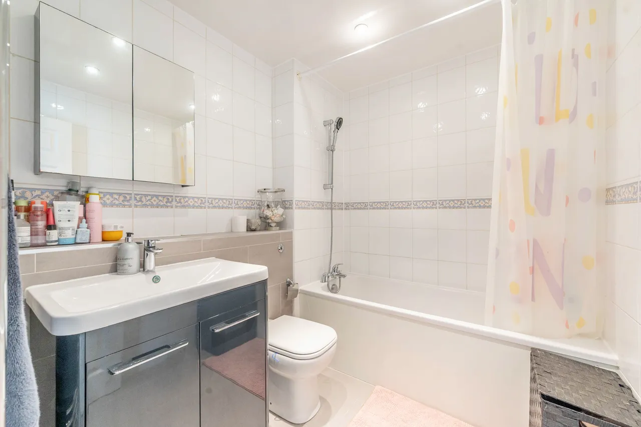 1 Hanover Court, 432 Uxbridge Road, Pinner, photo 5