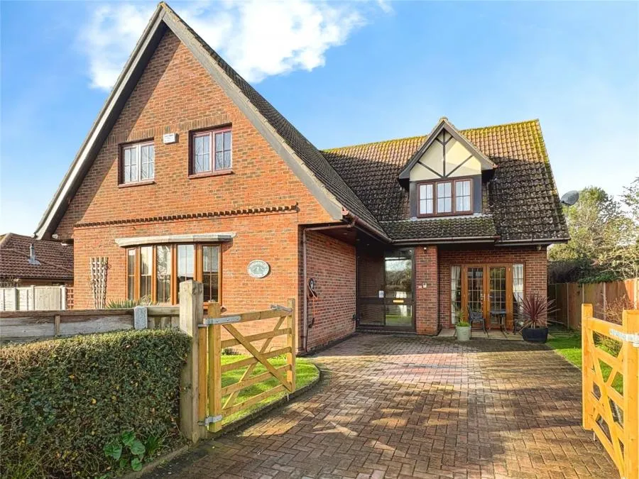5 bed house for sale, Farthings Way, Totland Bay, PO39