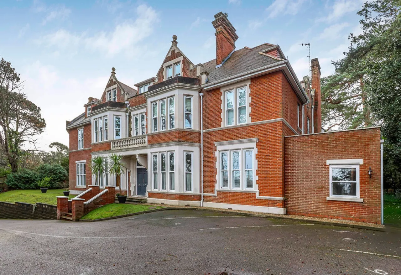 2 bed flat for sale — Bassett House, Knyveton Road