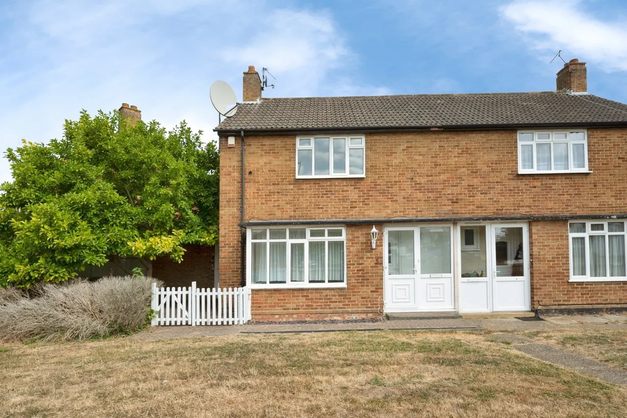 2 bed house for sale, Holmwood Road, Chessington, KT9