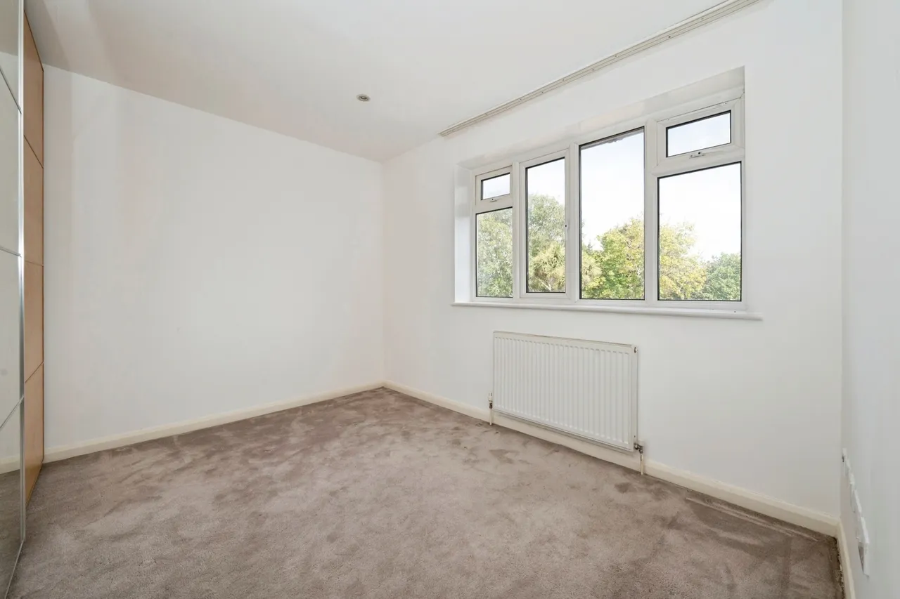 Holmwood Road, Chessington, KT9, photo 11