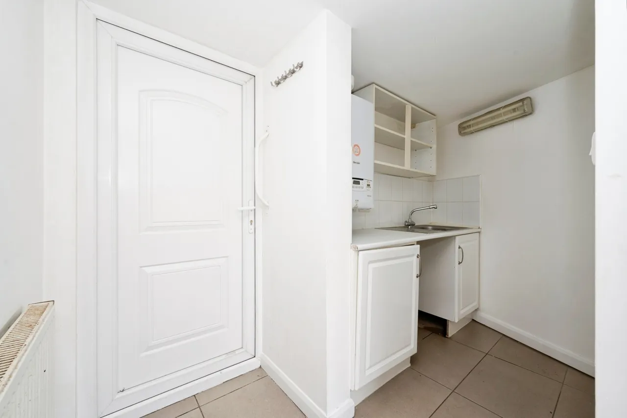 Holmwood Road, Chessington, KT9, photo 13