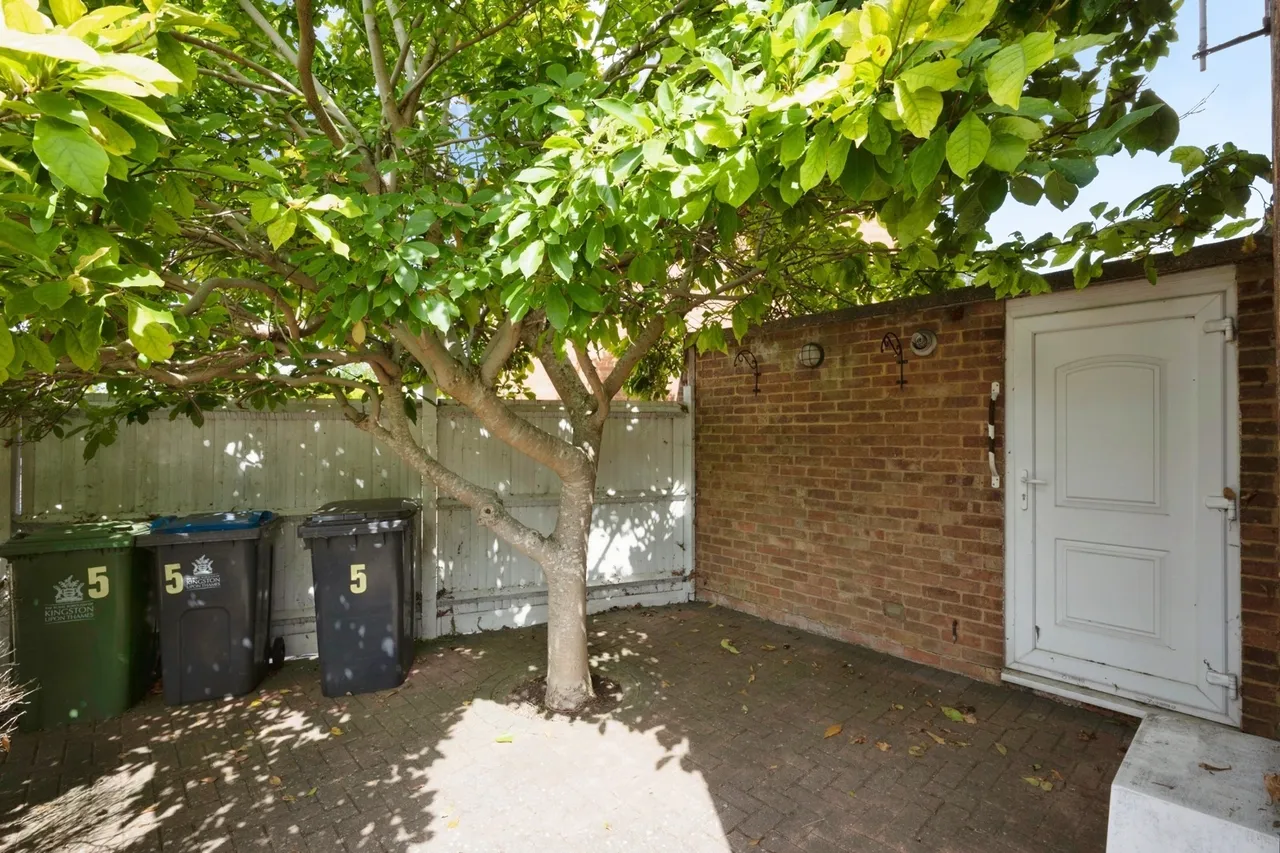 Holmwood Road, Chessington, KT9, photo 12