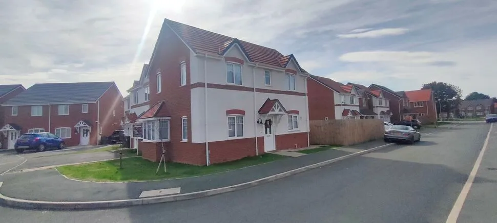 Maes Glyndwr, Wrexham, LL11, photo 2