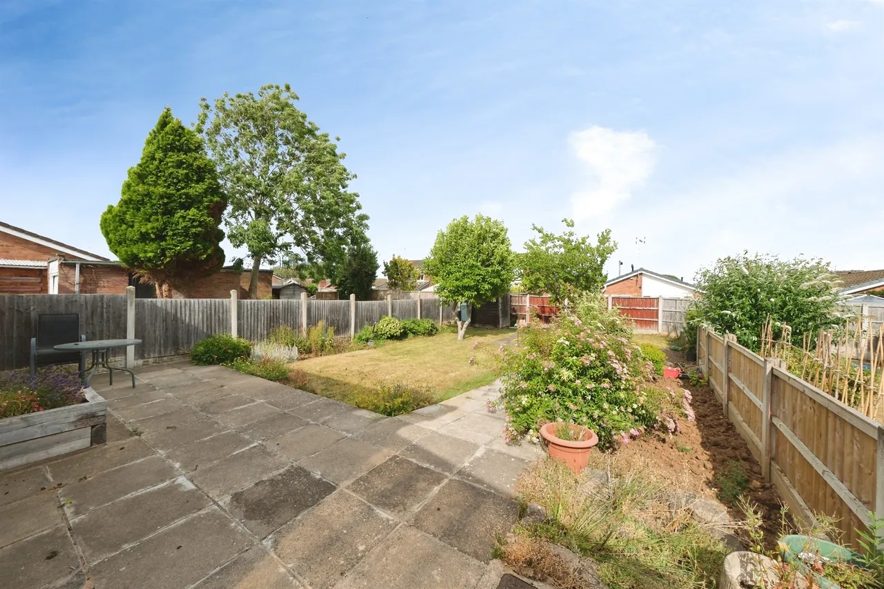 Pembroke Drive, Carlton-In-Lindrick, Worksop, photo 2