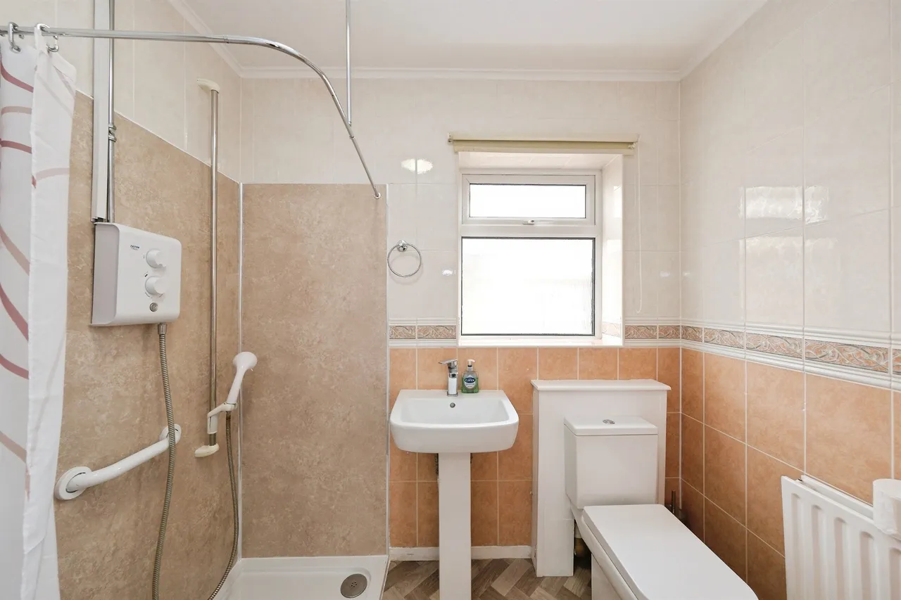 Pembroke Drive, Carlton-In-Lindrick, Worksop, photo 9