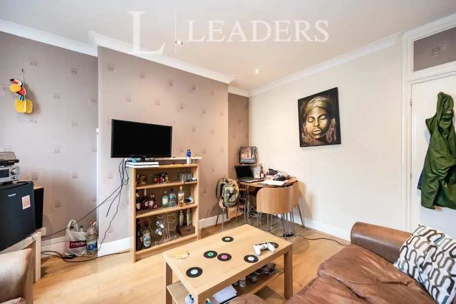 4 bed flat to rent, Alhambra Road, Southsea, PO4