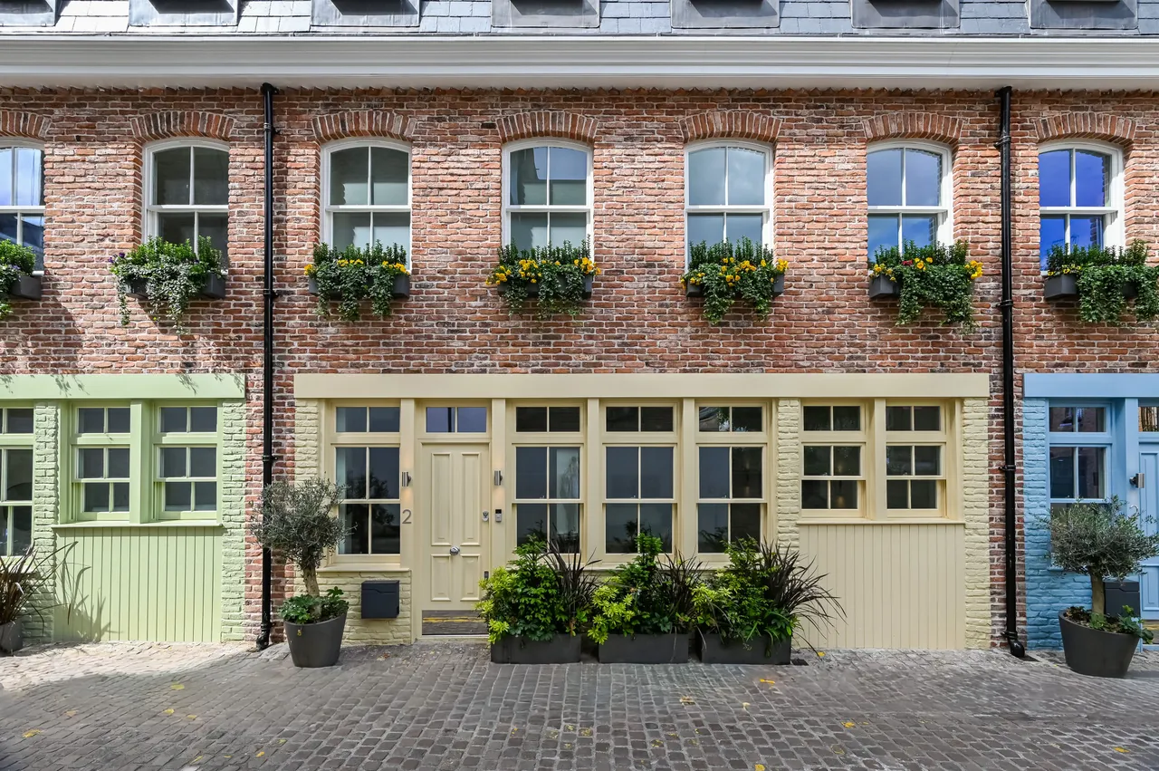 3 bed house to rent, Lexham Mews, W8