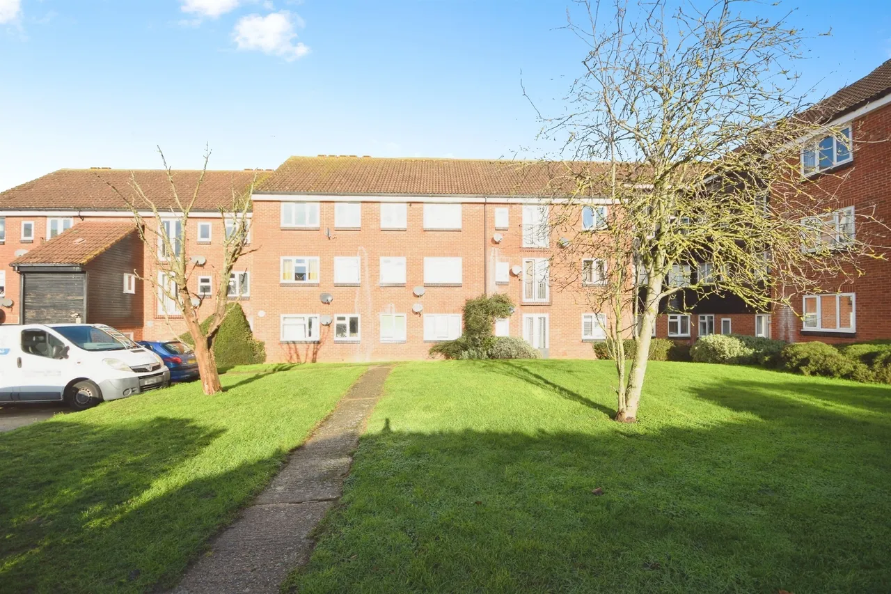 1 bed flat for sale — Mountbatten Road, Braintree