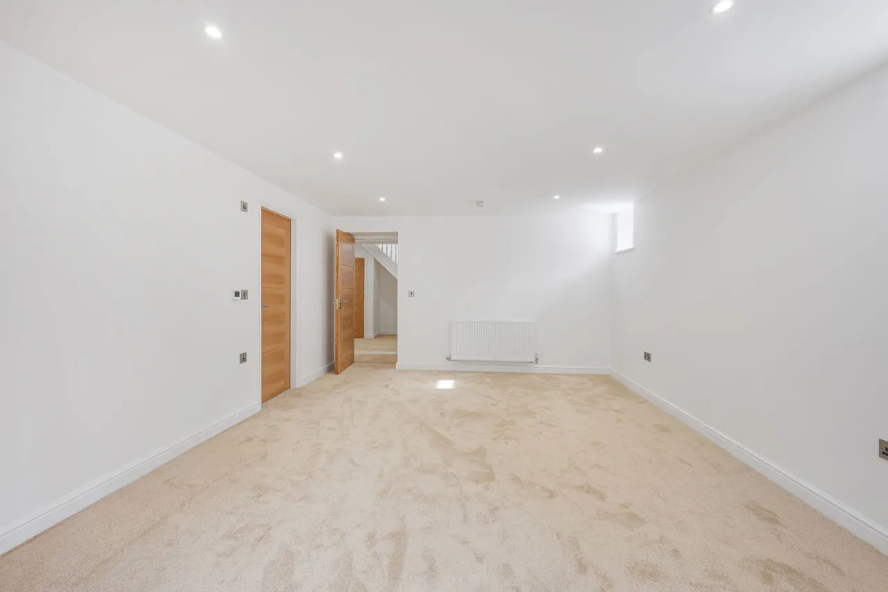 Highfield Avenue, Sale, photo 9