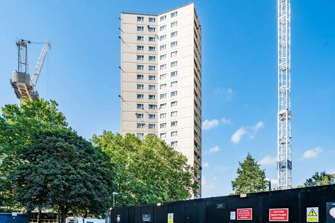1 bed flat to rent — 33 Moreton Tower, Lexden Road, London