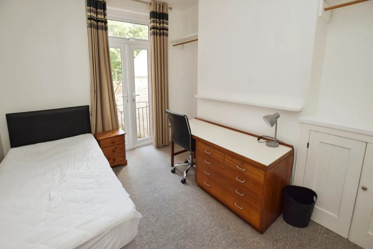 Priory Road, photo 5