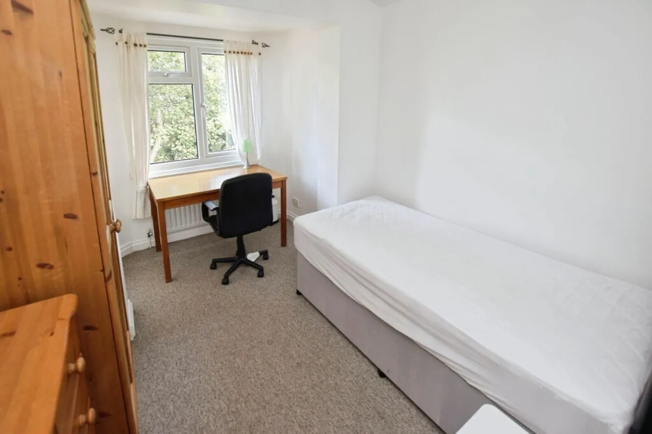 Priory Road, photo 6