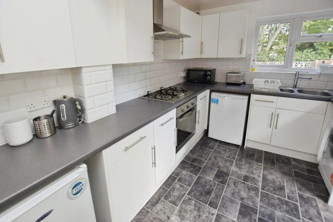 Priory Road, photo 4