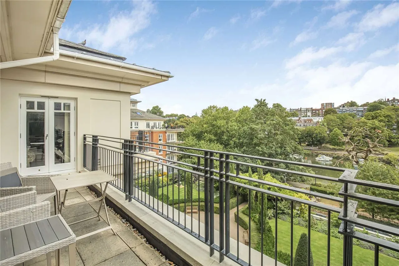 Richmond Bridge, East Twickenham, TW1 2TW, photo 3