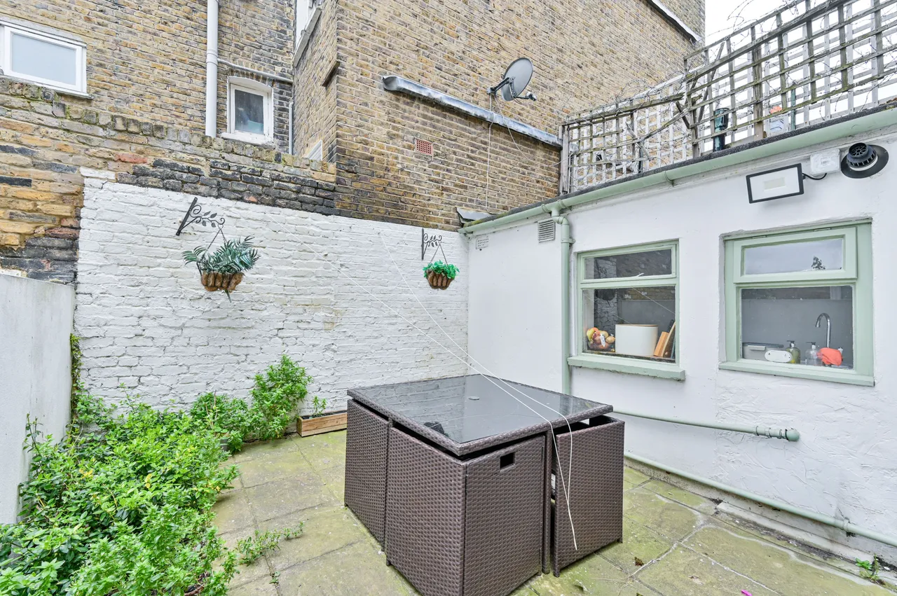 2 bed flat for sale — 45a Mayflower Road, London