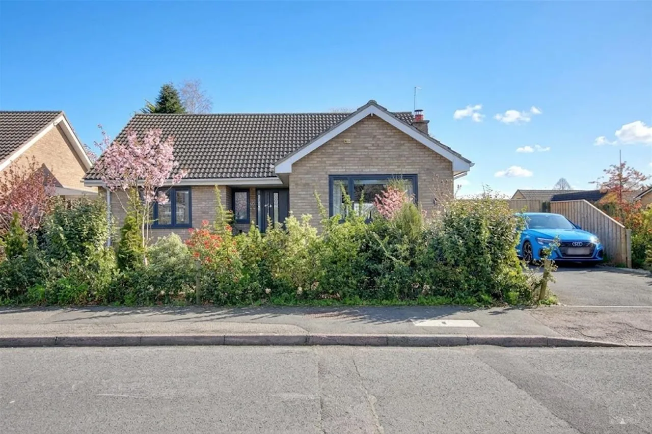 3 bed house for sale — Londesborough Road, Cranswick, Driffield