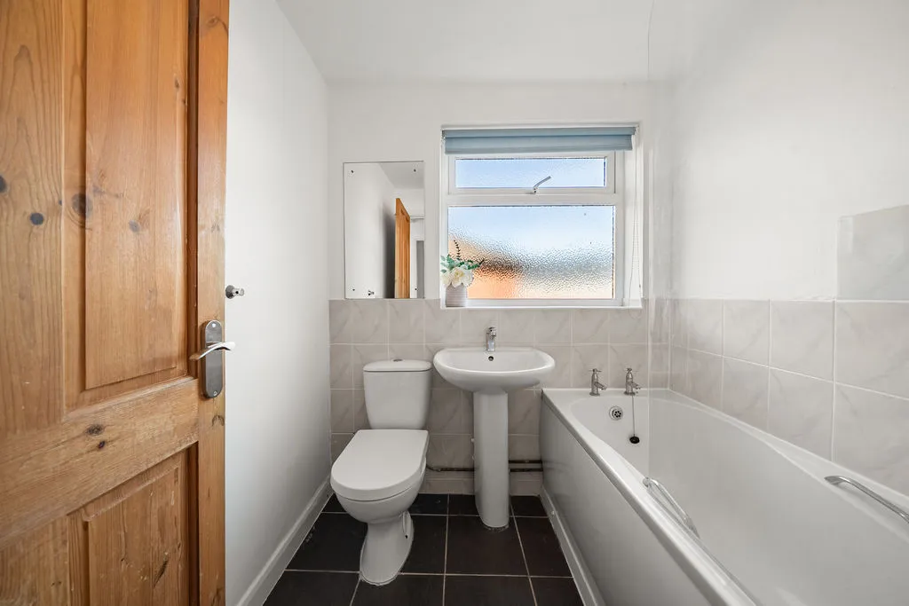 Felcott Close Hersham, Walton-On-Thames KT12 5NT, photo 9