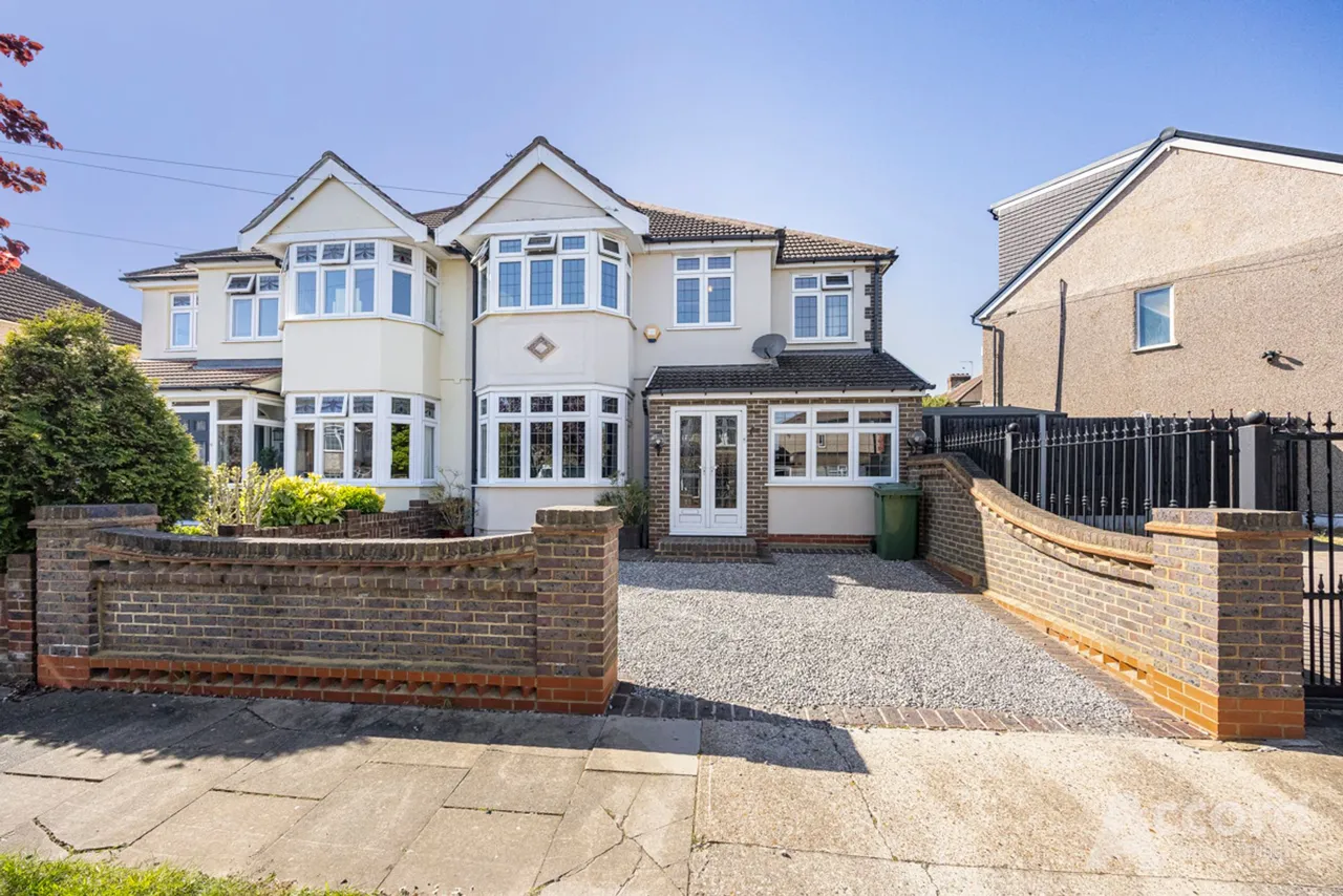 4 bed house for sale — Heather Glen, Romford, RM1