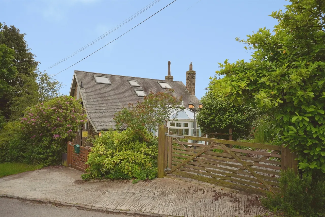 4 bed house for sale — Bradford Road, Huddersfield