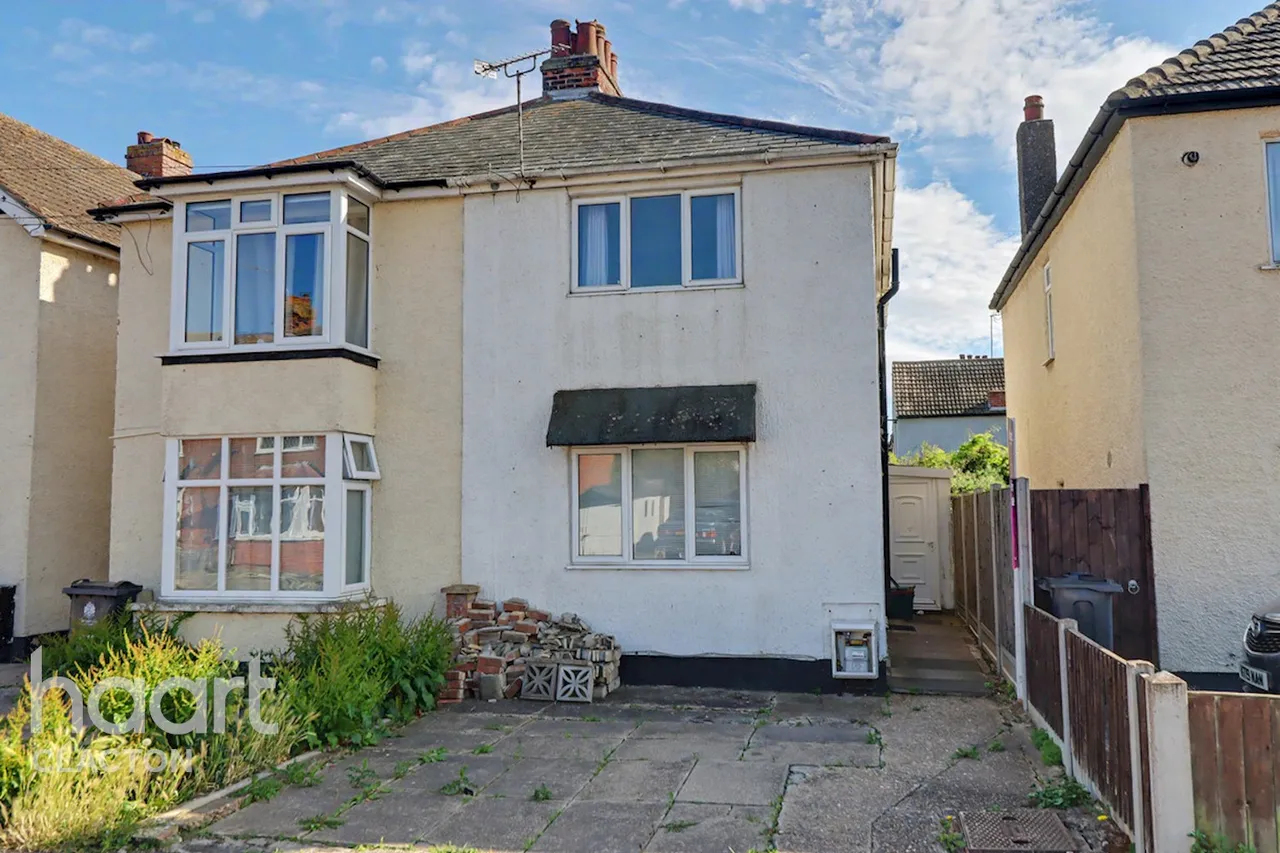 4 bed house for sale, Agincourt Road, Clacton-On-Sea, CO15