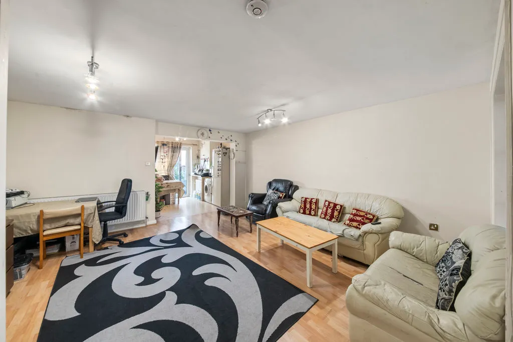 Lancaster Road, Northolt, UB5, photo 2