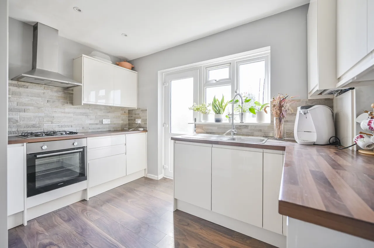 Flat 5, Queens Court, Queens Road, London, photo 2