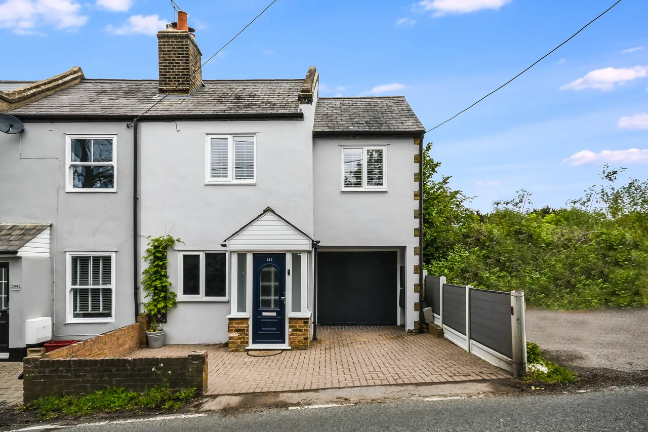 3 bed house for sale — 253 Coxtie Green Road, Pilgrims Hatch, Brentwood, Essex, CM14 5RP