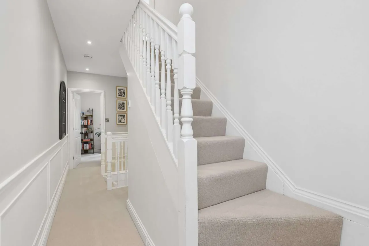 Portsmouth Road, Cobham, Surrey, KT11 1JR, photo 9