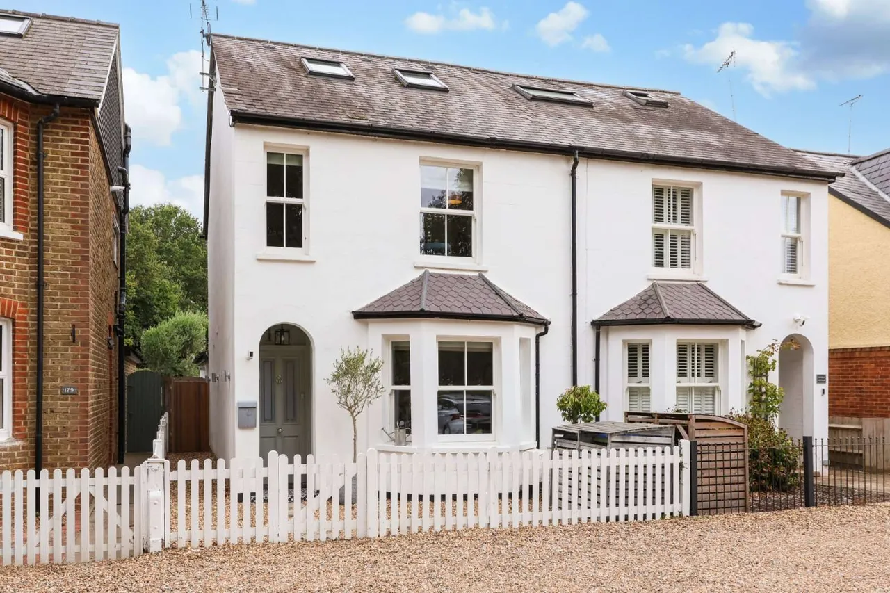 4 bed house for sale — Portsmouth Road, Cobham, Surrey, KT11 1JR