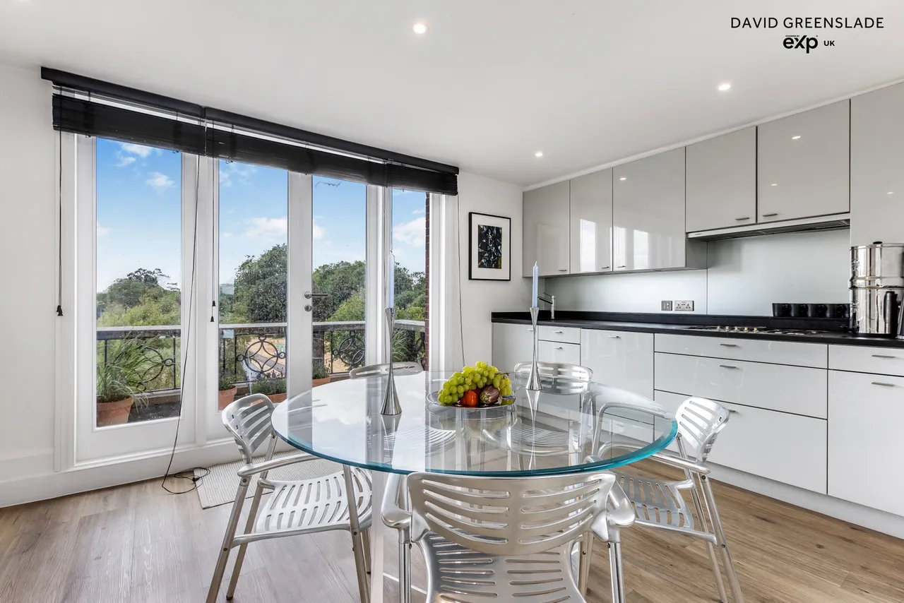 The Penthouse, Clapham Common Southside, SW4 9DG, photo 7